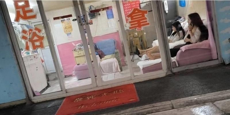 从文昌巷路上的南边铁门进去，在